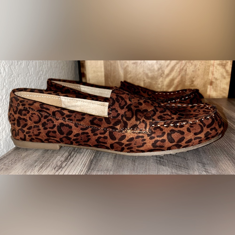 At. Johns Bay Cheetah lounge flats shoes size 7
